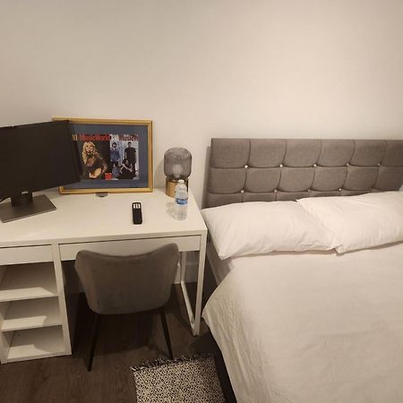 Flat With Work Station, Monitor, Smart Tv & Netflix Leilighet London Eksteriør bilde