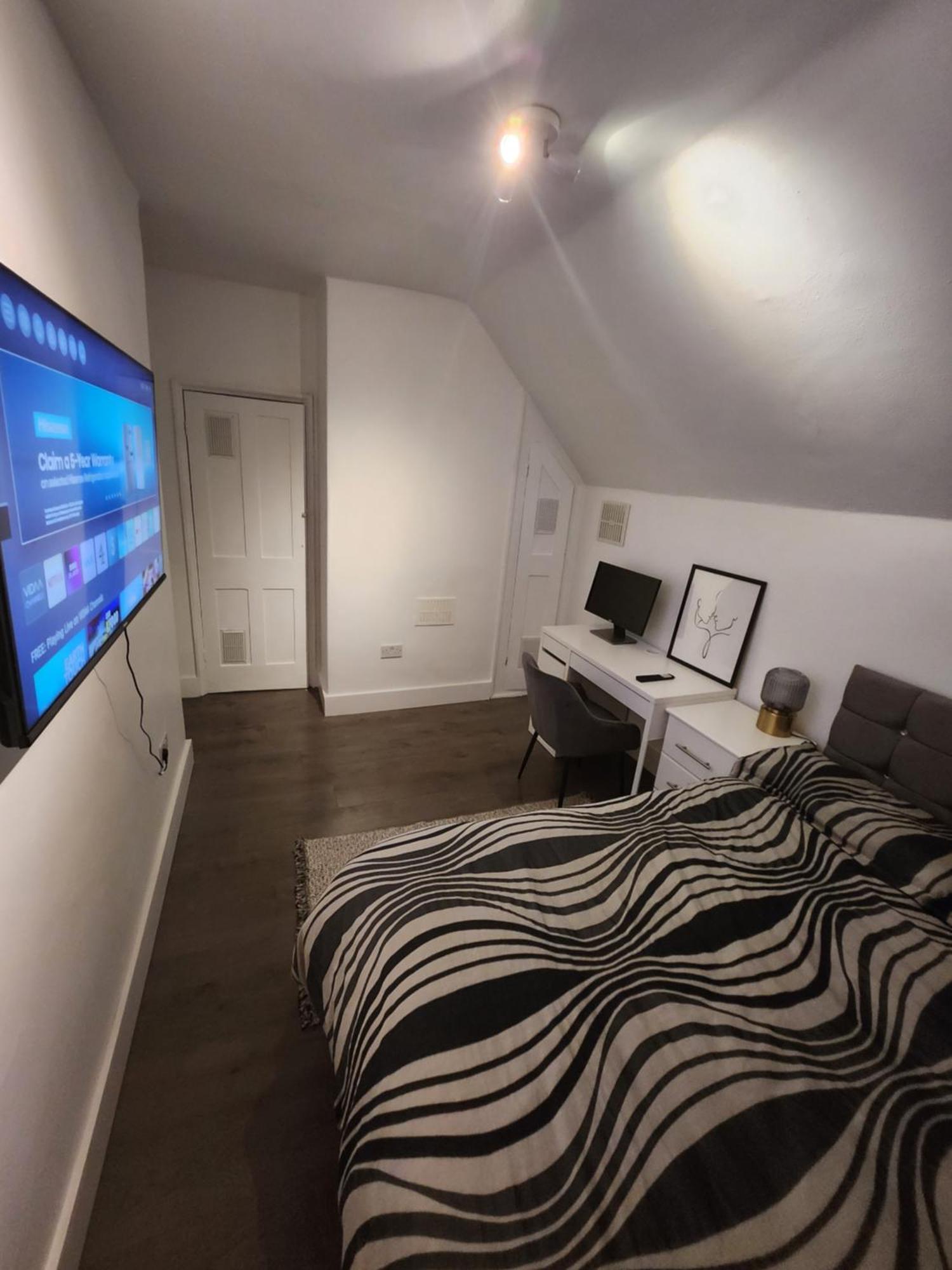 Flat With Work Station, Monitor, Smart Tv & Netflix Leilighet London Eksteriør bilde
