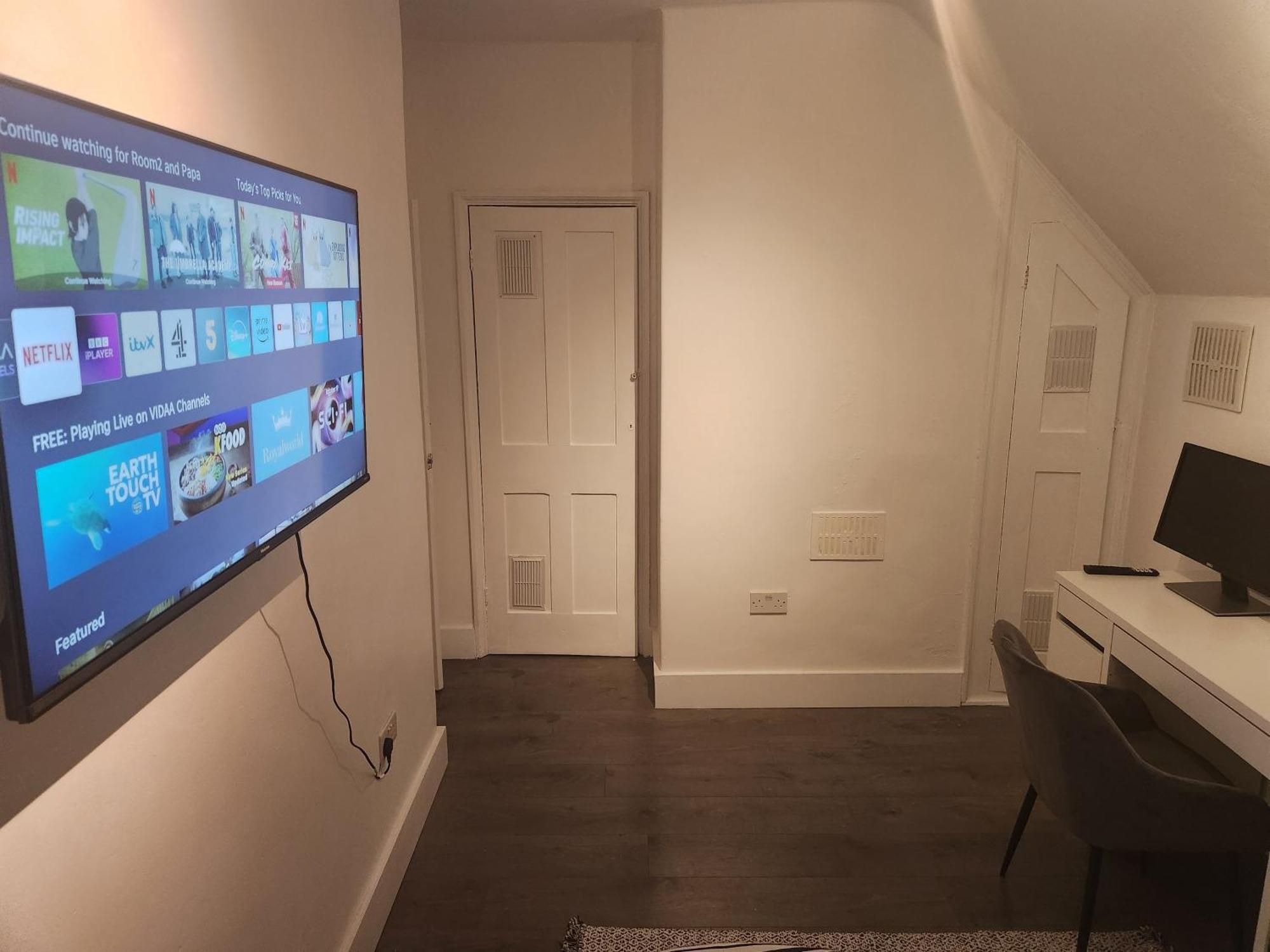 Flat With Work Station, Monitor, Smart Tv & Netflix Leilighet London Eksteriør bilde