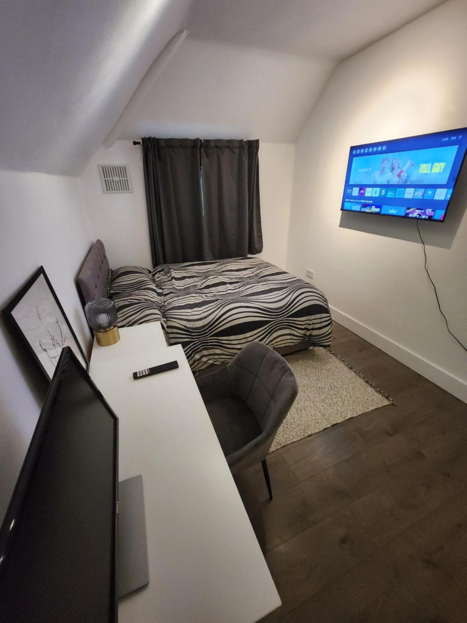 Flat With Work Station, Monitor, Smart Tv & Netflix Leilighet London Eksteriør bilde